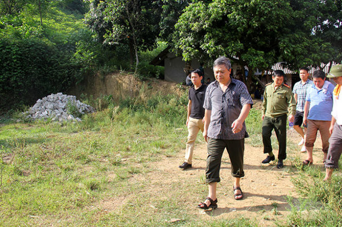 Thiếu tướng Đặng Trần Chiêu - Giám đốc Công an tỉnh Yên Bái trực tiếp vào khu vực lán nhà nạn nhân -Ảnh: Giang Trường Thiếu tướng Đặng Trần Chiêu - Giám đốc Công an tỉnh Yên Bái trực tiếp vào khu vực lán nhà nạn nhân -Ảnh: Giang Trường