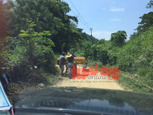 Gia đình nạn nhân mang quan tài đến hiện trường để tẩm liệm - Ảnh: M.Quang