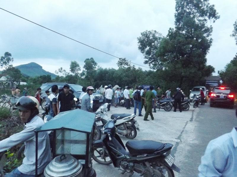 Rất nhiều người tập trung theo dõi sự việc. Ảnh: Quang Thành