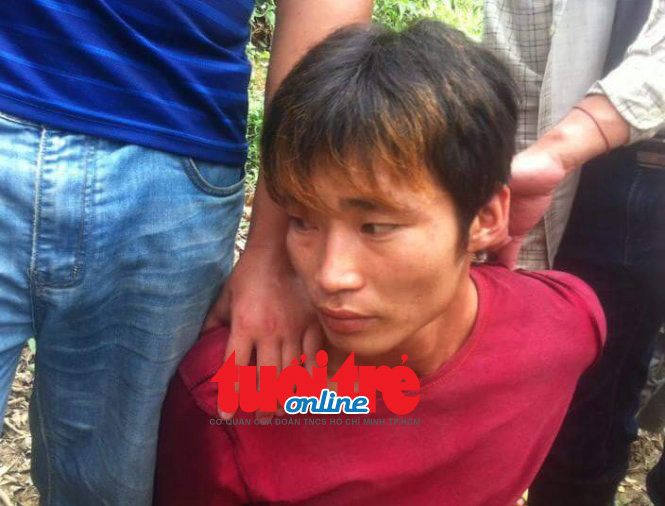 Sáng 15-8, người dân đi làm nương đã thấy một hộp quẹtmới để lại ở khu vực trên đường đi làm nên đã báo cho cơ quan công an. Khi nhận được tin, công an lập tức đến nơi truy tìm và bắt giữ được nghi phạm Sáng 15-8, người dân đi làm nương đã thấy một hộp quẹtmới để lại ở khu vực trên đường đi làm nên đã báo cho cơ quan công an. Khi nhận được tin, công an lập tức đến nơi truy tìm và bắt giữ được nghi phạm