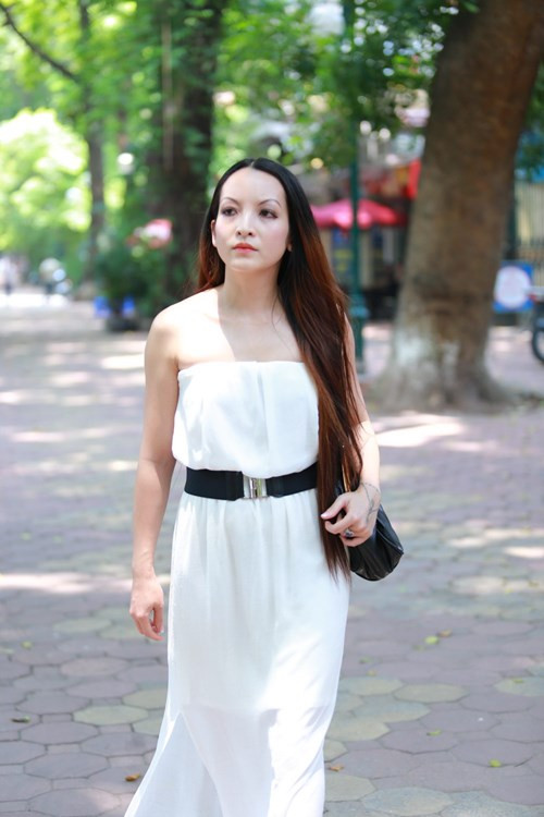 Diễn viên Linh Nga trở về VN sau 10 năm