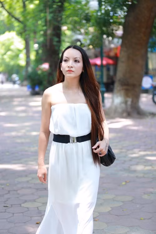 Diễn viên Linh Nga trở về VN sau 10 năm