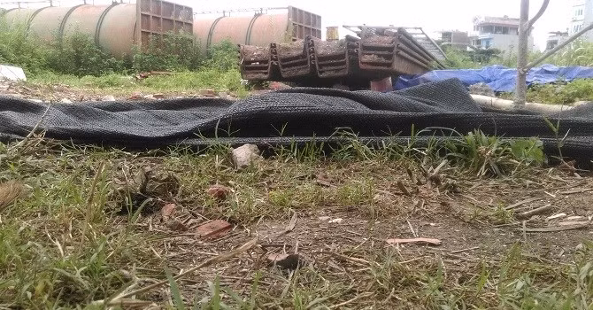 Hình ảnh còn lại của siêu đô thị 171 triệu USD sau hơn 8 năm chỉ là vài đống vật liệu, sắt thép chỏng chơ, hoen gỉ. Ảnh: V.Minh