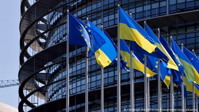 Cờ của EU và Ukraine trước tòa nhà Nghị viện châu Âu. Ảnh ĐW