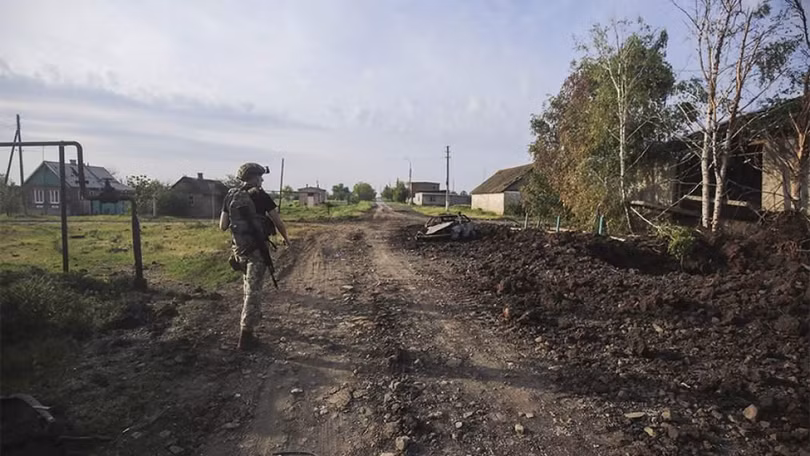Quân nhân Nga trong làng Spornoe (Ảnh: TASS)