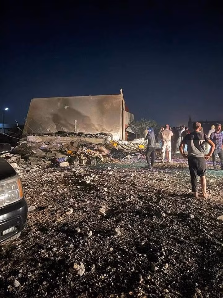 Một phần khu liên hợp doanh trại quân đội Syria ngoại ô Damascus bị tên lửa Israel phá hủy.