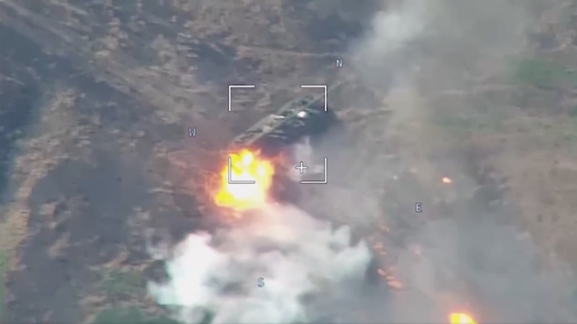 Pháo binh Nga pháo kích tiêu diệt một số phương tiện quân sự Ukraine. Ảnh video RT