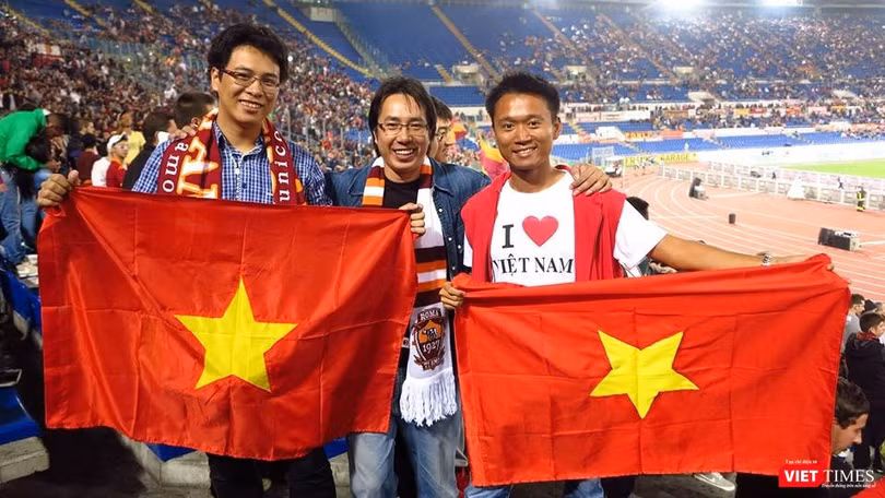 Nhà báo Trương Anh Ngọc (đứng giữa) tại SVĐ Olimpico trong trận đấu giữa Napoli và Roma, năm 2013. (Ảnh do nhân vật cung cấp)