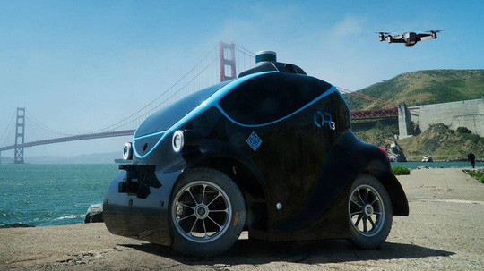 Bộ đôi xe tuần tra tự lái và máy bay không người lái Ảnh: Cảnh sát Dubai