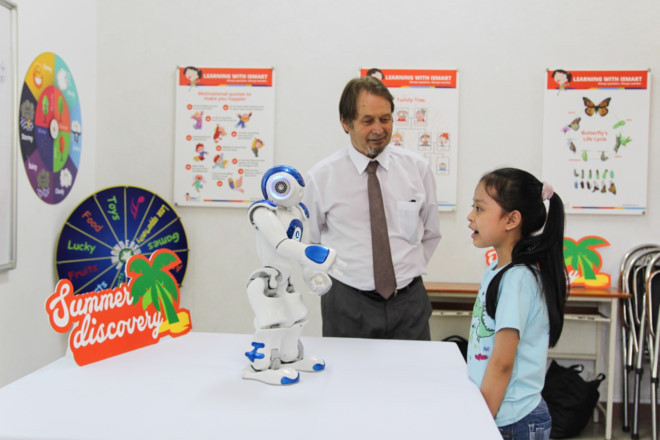 Ben trong lop hoc tieng Anh voi thay giao robot hinh anh 3