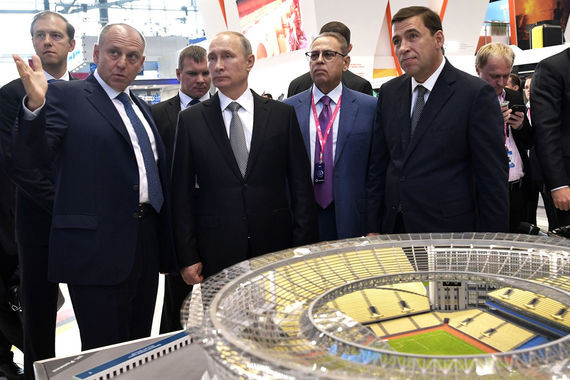 Tổng thống Putin xem mô hình sân vận động đang được xây dựng tại Yekaterinburg chuẩn bị cho Giải vô địch bóng đá thế giới 2018.