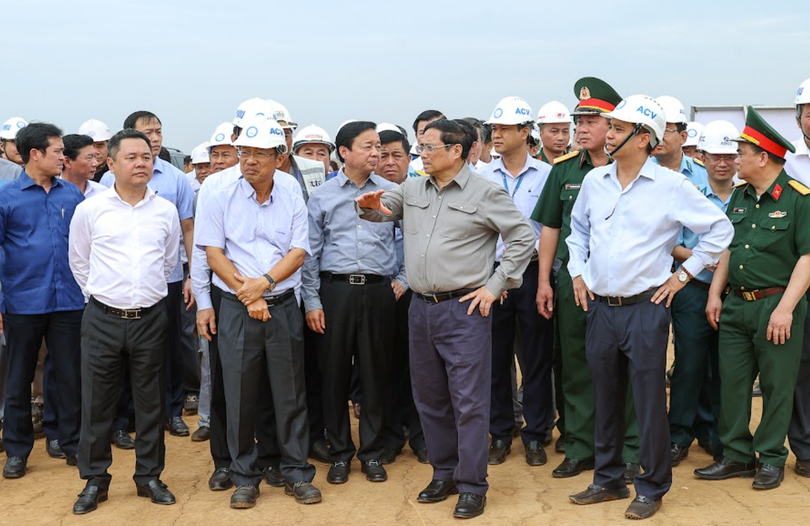 Thủ tướng thị sát công trường xây dựng và trao đổi chủ đầu tư, đơn vị thi công về dự án thành phần các công trình thiết yếu trong cảng hàng không thuộc dự án đầu tư xây dựng Cảng hàng không quốc tế Long Thành giai đoạn 1 (Ảnh: VGP) Thủ tướng thị sát công trường xây dựng và trao đổi chủ đầu tư, đơn vị thi công về dự án thành phần các công trình thiết yếu trong cảng hàng không thuộc dự án đầu tư xây dựng Cảng hàng không quốc tế Long Thành giai đoạn 1 (Ảnh: VGP)