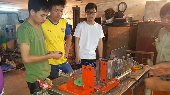 Nhóm tác giả với 1 thiết bị trong hệ thống cấp phôi tự động cho xây chuyền sản xuất đồ dùng inox trong nhà bếp. ẢNH: NHÂN VẬT CUNG CẤP