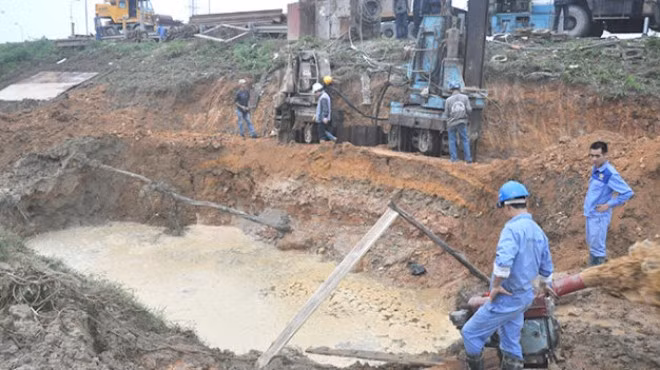 Hiện trường đường ống cấp nước sông Đà đã vỡ lần thứ 9. Trong ảnh: công nhân khắc phục sự cố vỡ đường ống - Ảnh: Q.Thế