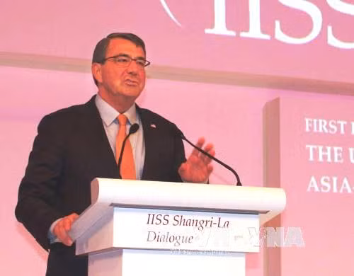 Bộ trưởng Quốc phòng Mỹ Ashton Carter phát biểu tại phiên thảo luận chung đầu tiên. Ảnh: Phóng viên TTXVN tại Singapore 