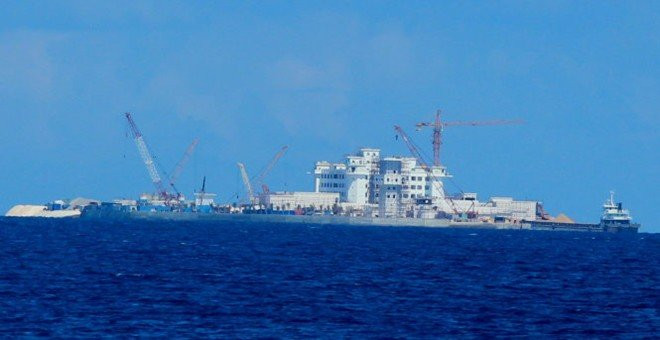 Toàn cảnh công trình xây dựng với khối nhà 9 tầng trên đảo Huy Gơ (còn gọi là đá Tư Nghĩa, thuộc quần đảo Trường Sa, Việt Nam) bị Trung Quốc chiếm đóng và xây dựng trái phép - Ảnh: Viễn Sự