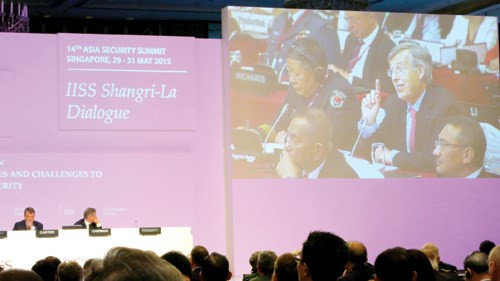 Giáo sư Francois Heisbourg, cố vấn đặc biệt của Quỹ nghiên cứu chiến lược (Pháp), chất vấn ông Ashton Carter - Ảnh: Thục Minh