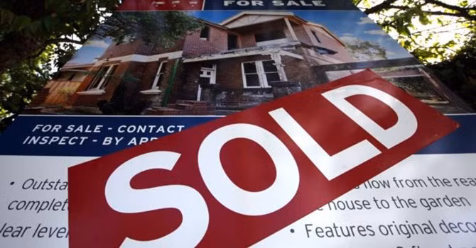 Biển bán bên ngoài một ngôi nhà ở Sydney. Đa số đầu tư từ Trung Quốc là tập trung vào địa ốc với 9,5 tỉ USD được chi ra vào năm 2014. Ảnh Reuters 