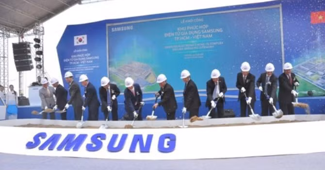 Các đại biểu thực hiện nghi thức khởi công khu phức hợp điện tử gia dụng Samsung tại Khu Công nghệ cao, Quận 9, TPHCM. Nguồn: hochiminhcity.gov.vn.
