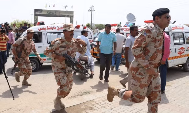 Lực lượng đặc nhiệm Pakistan bảo vệ bên ngoài bệnh viên nơi những người bị thương trong vụ tấn công được đưa tới cấp cứu. Ảnh: EPA