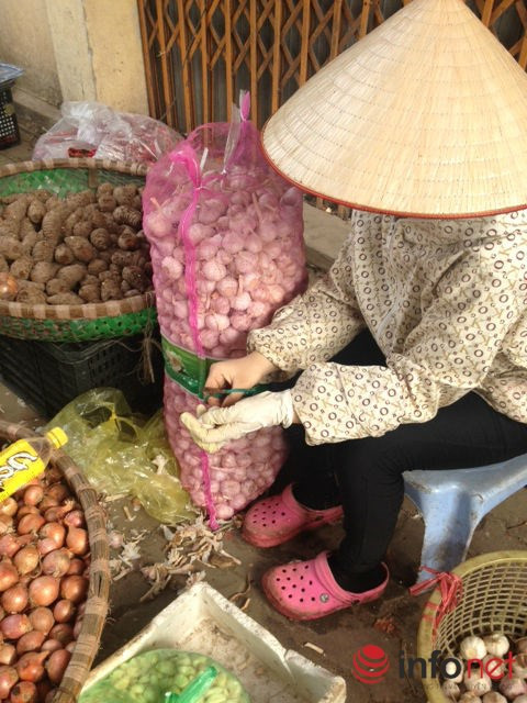 Do hành, tỏi Trung Quốc củ to, dễ bóc vỏ nên được các nhà hàng mua với số lượng lớn.