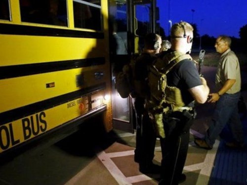 Lực lượng an ninh sơ tán những người tham gia sự kiện