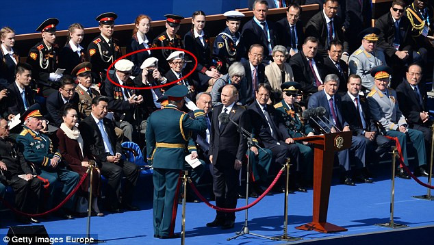 3 nhà thám hiểm Anh trên khán đài (khoanh đỏ).