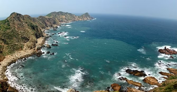 Nằm trọn trong Quần thể sân golf, resort, biệt thự nghỉ dưỡng và giải trí cao cấp FLC Nhơn Lý, địa danh Eo Gió được coi là nơi có cảnh hoàng hôn đẹp nhất Việt Nam