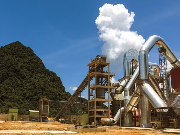 Nhà máy Xi măng Sông Gianh (Cosevco) là một trong ít nhà máy duy trì công suất hoạt động bình quân 100%