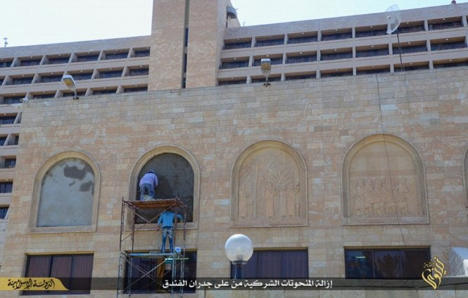 Các bức điêu khắc xung quanh khách sạn bị phá bỏ - Ảnh:Daily Mail