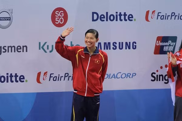 Nữ kình ngư Ánh Viên nhận cả… bao tải tiền thưởng ảnh 1