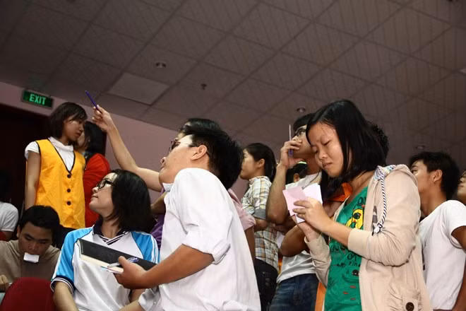 Nhiều nhà đầu tư nước ngoài muốn bỏ vốn vào các công ty đại chúng của Việt Nam nhưng bị hạn chế bởi quy định room (tỷ lệ sở hữu cổ phần của NĐT nước ngoài) quá hạn hẹp. Nay thì hạn chế đó đã được tháo gỡ bằng Nghị định 60 vừa ban hành