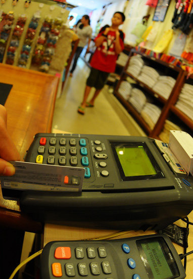 Chủ thẻ phải thường xuyên theo dõi những thông báo về giao dịch do ngân hàng gửi qua email hoặc tin nhắn để kiểm soát giao dịch