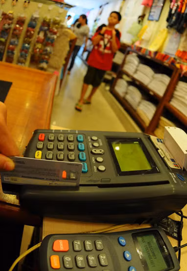 Chủ thẻ phải thường xuyên theo dõi những thông báo về giao dịch do ngân hàng gửi qua email hoặc tin nhắn để kiểm soát giao dịch