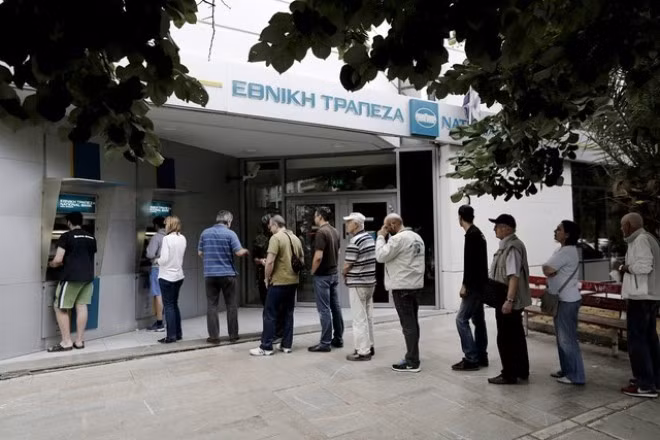 Bị rút tiền ồ ạt vì lo vỡ nợ, ATM ở Hy Lạp cạn tiền
