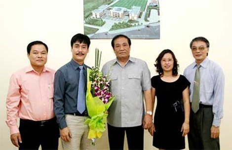 Ông Nguyễn Văn Chương (cầm hoa) trong ngày nhận chức quyền giám đốc Trung tâm Đào tạo trẻ VFF dưới thời Chủ tịch VFF Nguyễn Trọng Hỷ. Ảnh: CTV