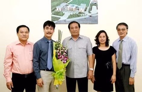 Ông Nguyễn Văn Chương (cầm hoa) trong ngày nhận chức quyền giám đốc Trung tâm Đào tạo trẻ VFF dưới thời Chủ tịch VFF Nguyễn Trọng Hỷ. Ảnh: CTV