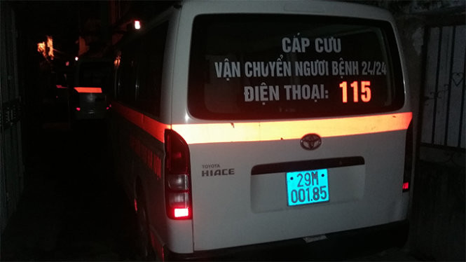 Xe cứu thương đến hiệnt rường - Ảnh: Quang Thế