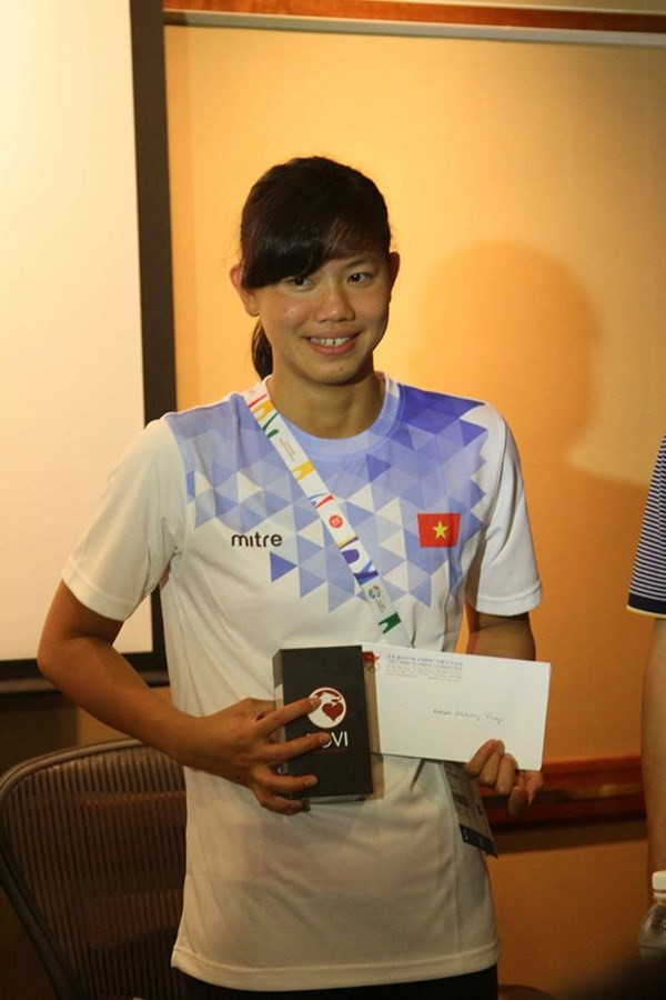 Nữ kình ngư Ánh Viên nhận cả… bao tải tiền thưởng ảnh 2