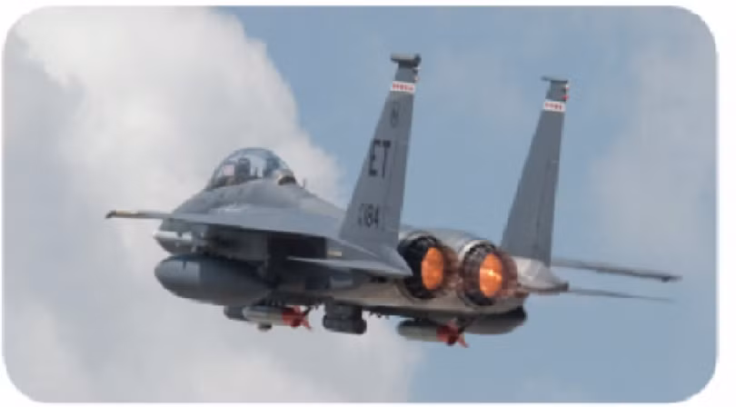 Một máy bay F-15E mang hai tên lửa định vị bay xung quanh quả bom thử nghiệm B61-12 (Nguồn / NNSA)