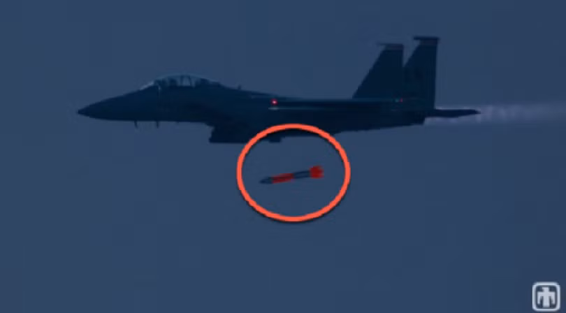 Máy bay phản lực F-15E Strike Eagle ném một quả bom hạt nhân chiến thuật B61-3 / 4 (Nguồn / Sandia National Labs YouTube)