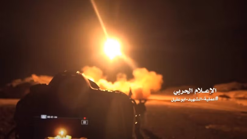 Lực lượng Houthi phóng tên lửa đạn đạo vào liên quân Ả rập Xê út. Ảnh minh họa Masdar News