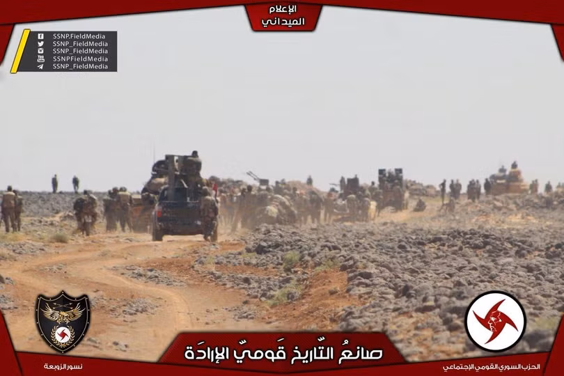Lực lượng quân tình nguyện SSNP tấn công trên sa mạc Sweida. Ảnh SSNP