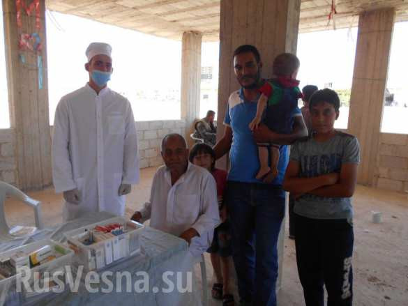 Quân cảnh Nga cung cấp hàng cứu trợ và khám chữa bệnh miến phí cho người dân ở Daraa. Ảnh Rusvesna