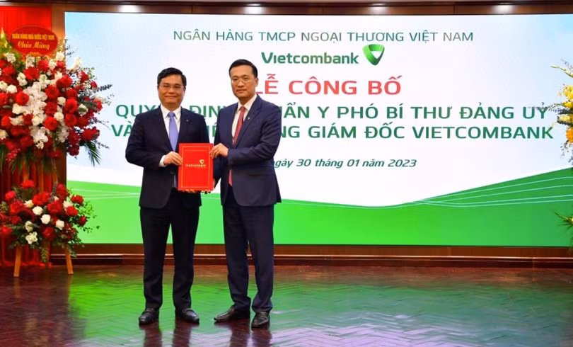 Ông Nguyễn Thanh Tùng (bên trái) tại buổi lễ công bố Quyết định chuẩn y Phó Bí thư Đảng ủy và bổ nhiệm Tổng Giám đốc Vietcombank (Nguồn: Vietcombank)