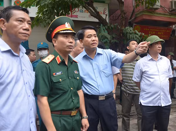 Chủ tịch Nguyễn Đức Chung, hai Phó chủ tịch Nguyễn Văn Sửu, Nguyễn Thế Hùng cùng đến hiện trường chỉ đạo công tác cứu hộ. Ảnh: Võ Hải - VNE