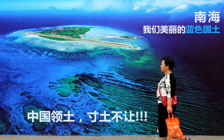 Giới lãnh đạo Trung Quốc ra sức tuyên truyền, nhồi nhét cho người dân nước này quan điểm sai trái và chủ nghĩa dân tộc cực đoan. Tấm Pano này hô hào 