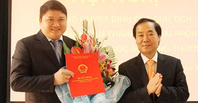 Vũ Đình Duy (trái)