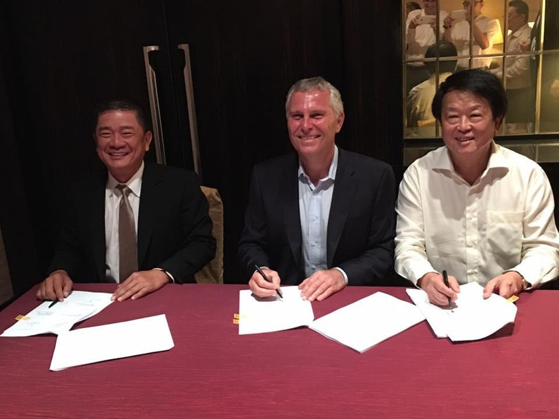 Ông Lý Anh Dũng (ngoài cùng, bên trái) cùng đại diện của Bunge và Wilmar tại buổi lễ công bố liên doanh mới Ông Lý Anh Dũng (ngoài cùng, bên trái) cùng đại diện của Bunge và Wilmar tại buổi lễ công bố liên doanh mới