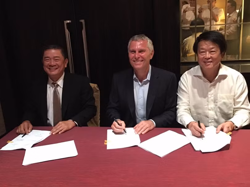 Ông Lý Anh Dũng (ngoài cùng, bên trái) cùng đại diện của Bunge và Wilmar tại buổi lễ công bố liên doanh mới